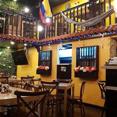 Restaurant colombiano cerca - Uno de los restaurantes colombianos más populares en Miami es «La Fogata». Este lugar ofrece una amplia variedad de platos colombianos, como el famoso ajiaco, una sopa caliente hecha con pollo, papas y maíz. También puedes probar la bandeja paisa, un plato típico que incluye carne, arroz, frijoles, huevo frito, chorizo y plátano frito.